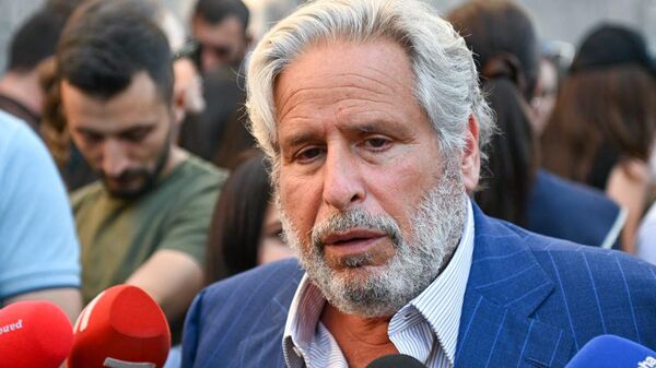 Американский адвокат, международный правозащитник Роберт Амстердам общается с прессой у антикоррупционного суда, где рассматривается ходатайство о продлении незаконного ареста Самвела Карапетяна (14 августа 2025). Еревaн - Sputnik Армения