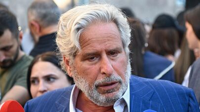 Американский адвокат, международный правозащитник Роберт Амстердам общается с прессой у антикоррупционного суда, где рассматривается ходатайство о продлении незаконного ареста Самвела Карапетяна (14 августа 2025). Еревaн