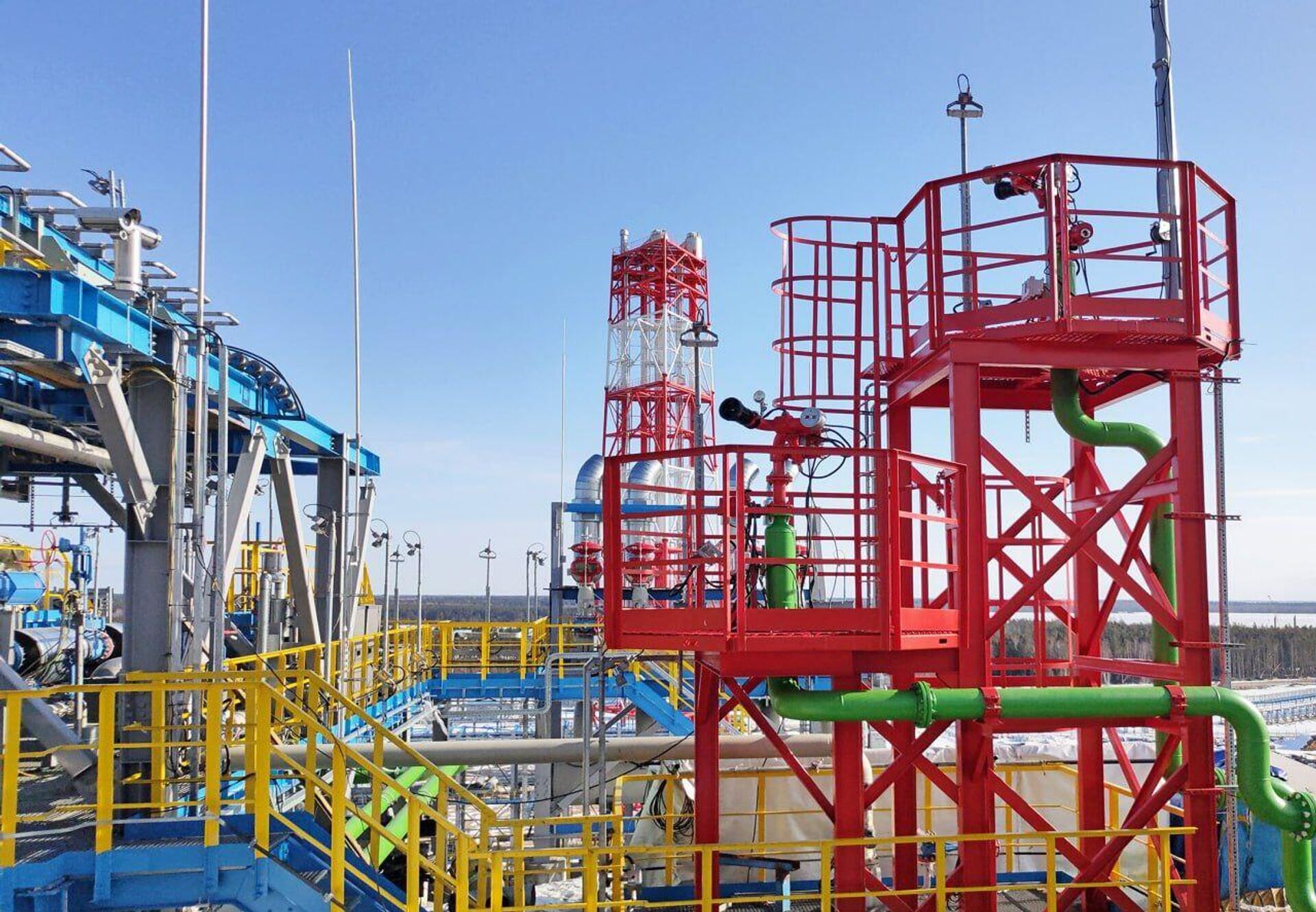 Роботизированная установка пожаротушения, разработанная в России, на одном из промышленных объектов РФ - Sputnik Արմենիա, 1920, 15.08.2025