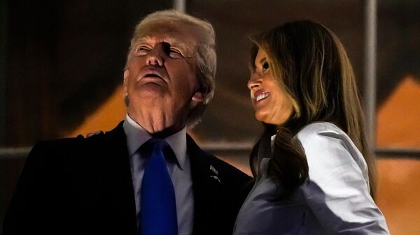 Президент Дональд Трамп и первая леди Мелания Трамп смотрят праздничный фейерверк в честь Дня независимости с балкона Трумэна в Белом доме (4 июля 2025). Вашингтон - Sputnik Армения