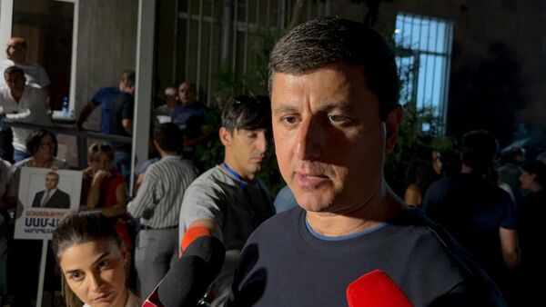 Тигран Абрамян общается с прессой у антикоррупционного суда, где рассматривается ходатайство о продлении незаконного ареста Самвела Карапетяна (14 августа 2025). Еревaн - Sputnik Армения