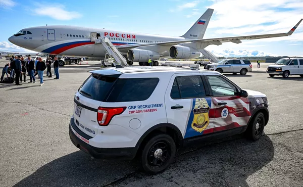 Автомобиль службы таможенного и пограничного контроля США на фоне самолета Ил-96-300 в Международном аэропорту Анкориджа Автомобиль службы таможенного и пограничного контроля США на фоне самолета Ил-96-300 в Международном аэропорту Анкориджа - Sputnik Армения