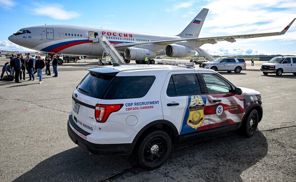 Автомобиль службы таможенного и пограничного контроля США на фоне самолета Ил-96-300 в Международном аэропорту Анкориджа - Sputnik Армения