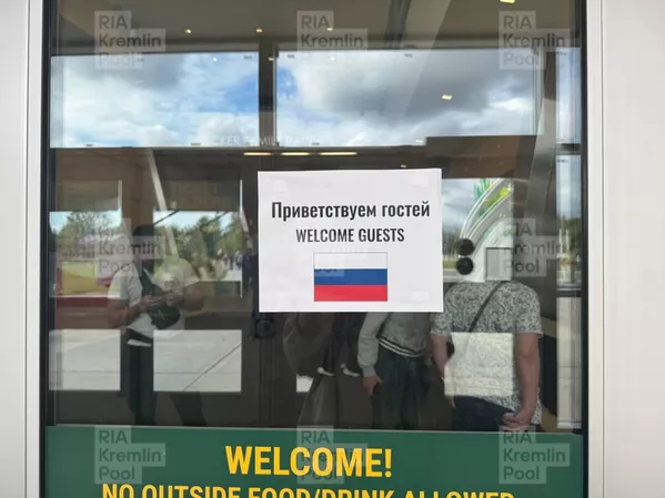 Приветственный плакат в Международном аэропорту Анкоридж Приветственный плакат в Международном аэропорту Анкоридж - Sputnik Армения