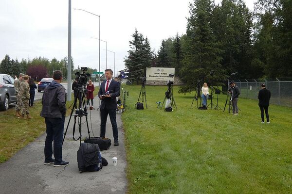 Представители прессы и военнослужащие перед входом на военную базу Элмендорф перед встречей Трампа и Путина - Sputnik Армения