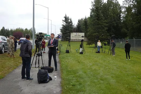 Представители прессы и военнослужащие перед входом на военную базу Элмендорф перед встречей Трампа и Путина Представители прессы и военнослужащие перед входом на военную базу Элмендорф перед встречей Трампа и Путина - Sputnik Армения