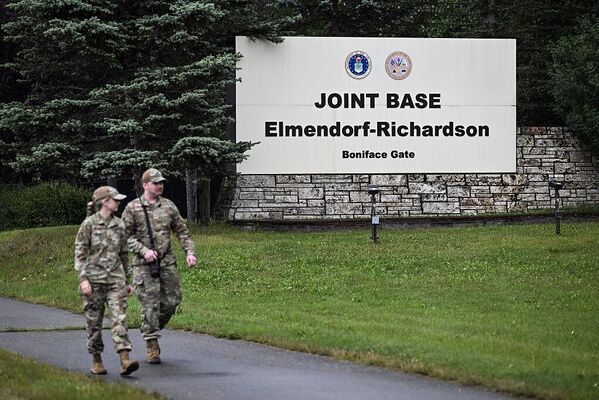 Военные у базы Элмендорф-Ричардсон, которая будет открыта для встречи  Трампа и Путина  - Sputnik Армения