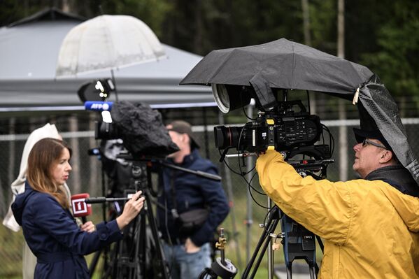 Представители прессы и военнослужащие перед входом на военную базу Элмендорф перед встречей Трампа и Путина - Sputnik Армения