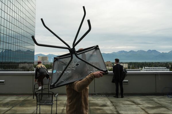 Сотрудник несет стол в пресс-центр - Sputnik Армения