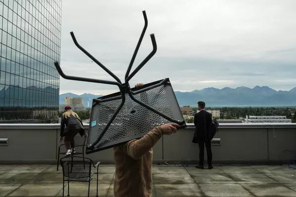 Сотрудник несет стол в пресс-центр Сотрудник несет стол в пресс-центр - Sputnik Армения