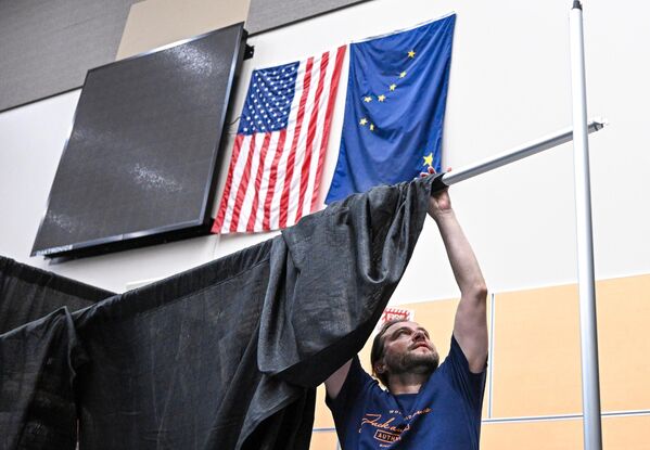 Журналист кремлевского пула на спортивной арене Airlines Center  - Sputnik Армения