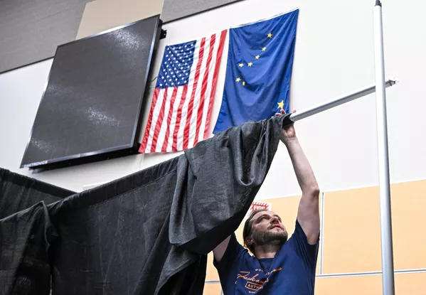 Журналист кремлевского пула на спортивной арене Airlines Center Журналист кремлевского пула на спортивной арене Airlines Center - Sputnik Армения