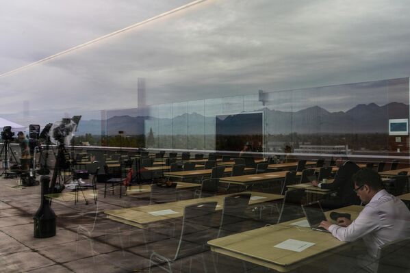 Представители СМИ работают в пресс-центре, организованном в конференц-центре Dena&#x27;ina Civic and Convention Center - Sputnik Армения