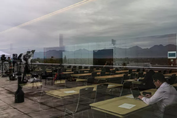 Представители СМИ работают в пресс-центре, организованном в конференц-центре Denaina Civic and Convention Center Представители СМИ работают в пресс-центре, организованном в конференц-центре Denaina Civic and Convention Center - Sputnik Армения