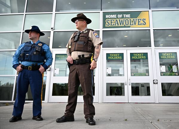 Сотрудники правоохранительных органов у спортивной арены Airlines Center - Sputnik Армения