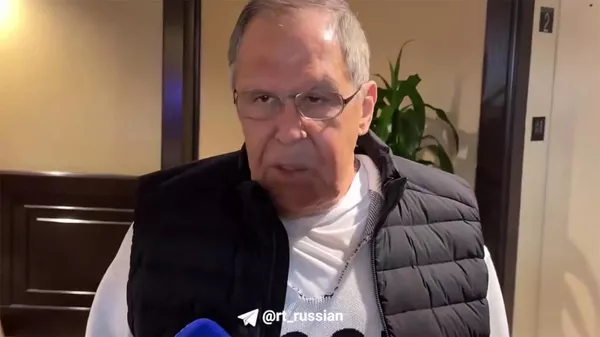 Лавров прибыл на переговоры Путина и Трампа на Аляске в толстовке с надписью СССР. - Sputnik Армения