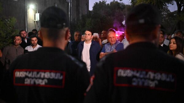Нарек Карапетян со сторонниками ночью у антикоррупционного суда, где рассматривается ходатайство о продлении незаконного ареста Самвела Карапетяна (14 августа 2025). Еревaн - Sputnik Армения