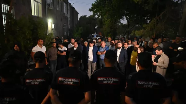 Нарек Карапетян со сторонниками ночью у антикоррупционного суда, где рассматривается ходатайство о продлении незаконного ареста Самвела Карапетяна (14 августа 2025). Еревaн - Sputnik Армения
