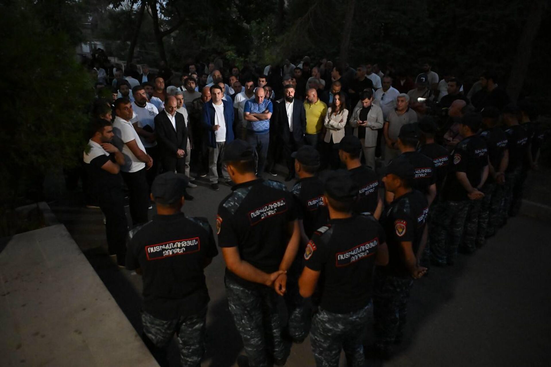 Нарек Карапетян со сторонниками ночью у антикоррупционного суда, где рассматривается ходатайство о продлении незаконного ареста Самвела Карапетяна (14 августа 2025). Еревaн - Sputnik Армения, 1920, 15.08.2025