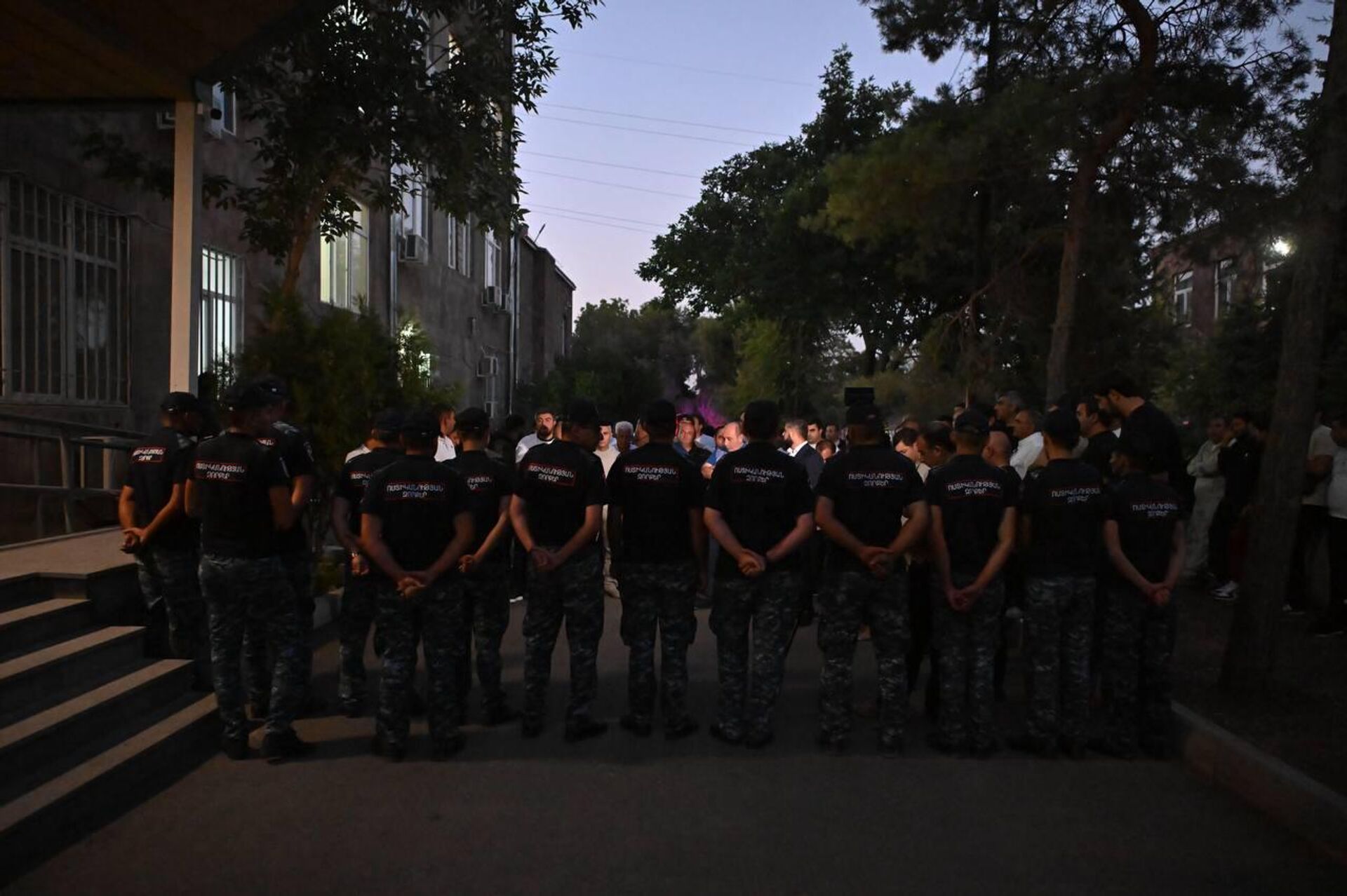 Оцепление полиции ночью у антикоррупционного суда, где рассматривается ходатайство о продлении незаконного ареста Самвела Карапетяна (14 августа 2025). Еревaн - Sputnik Армения, 1920, 15.08.2025