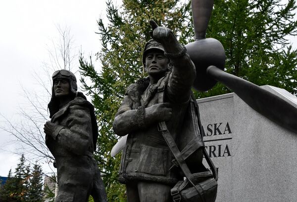 Памятник советским и американским лётчикам в честь программы ALSIB  - Sputnik Армения