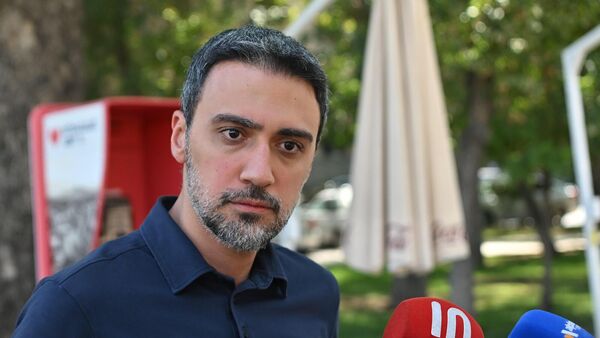 Адвокат Арам Вардеванян общается с прессой (15 августа 2025). Еревaн - Sputnik Армения