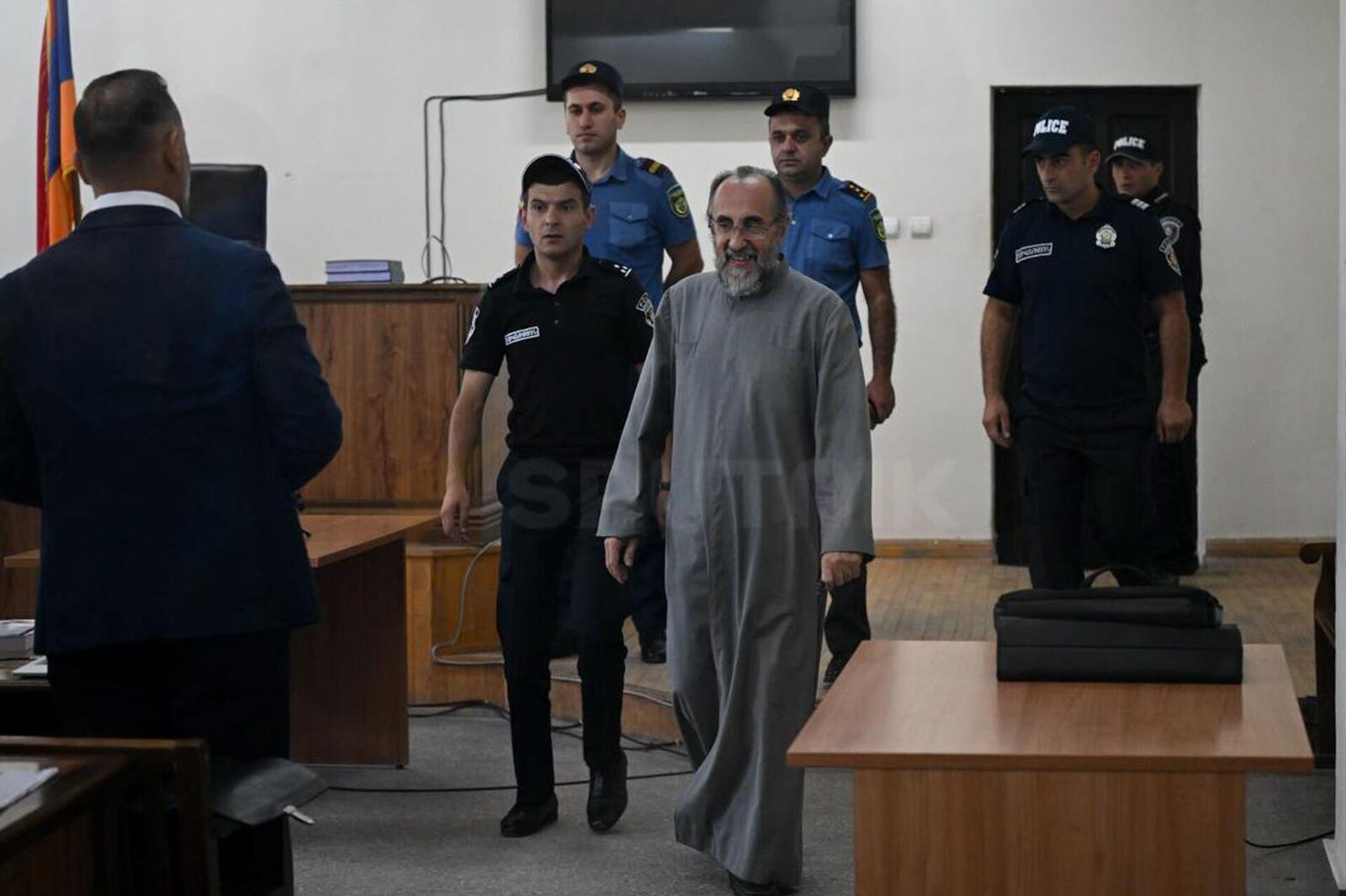 Предводитель Ширакской епархии архиепископ Микаэл Аджапахян во время судебного заседания (15 августа 2025). Еревaн - Sputnik Армения, 1920, 15.08.2025