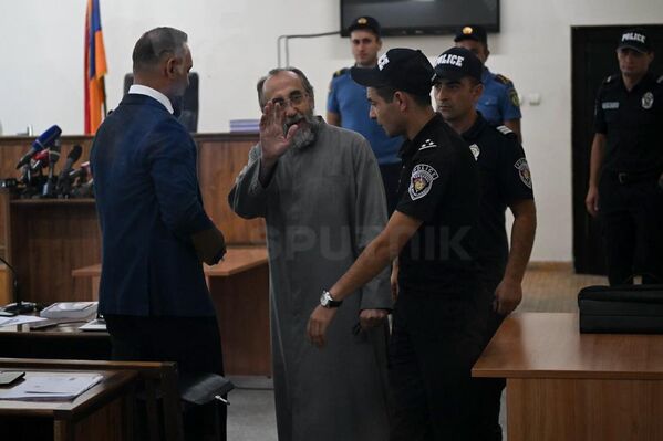 Предстоятель Ширакской епархии архиепископ Микаэл Аджапахян во время судебного заседания - Sputnik Армения