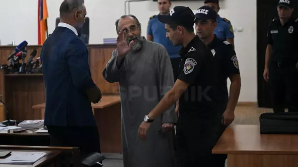 Предводитель Ширакской епархии архиепископ Микаэл Аджапахян во время судебного заседания (15 августа 2025). Еревaн - Sputnik Армения