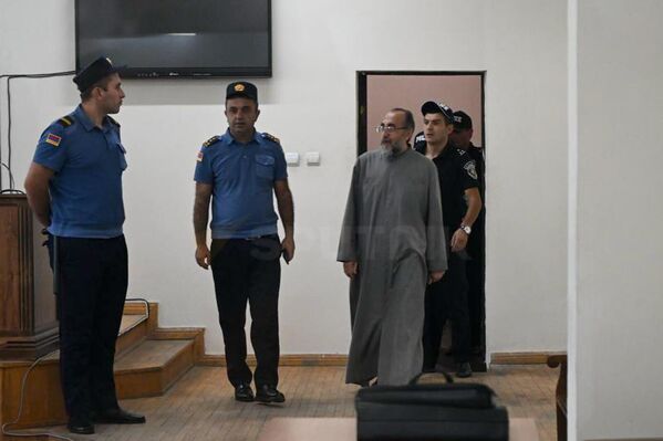 Предводитель Ширакской епархии архиепископ Микаэл Аджапахян во время судебного заседания  - Sputnik Армения