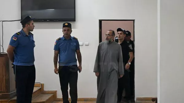 Предводитель Ширакской епархии архиепископ Микаэл Аджапахян во время судебного заседания (15 августа 2025). Еревaн - Sputnik Армения