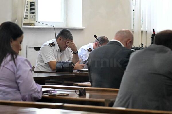 Прокуроры во время судебного заседания по делу предводителя Ширакской епархии архиепископа Микаэла Аджапахяна - Sputnik Армения