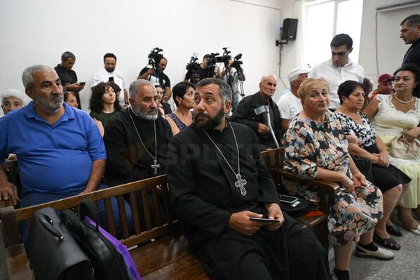 Священники в ожидании судебного заседания по делу предводителя Ширакской епархии архиепископа Микаэла Аджапахяна  - Sputnik Армения