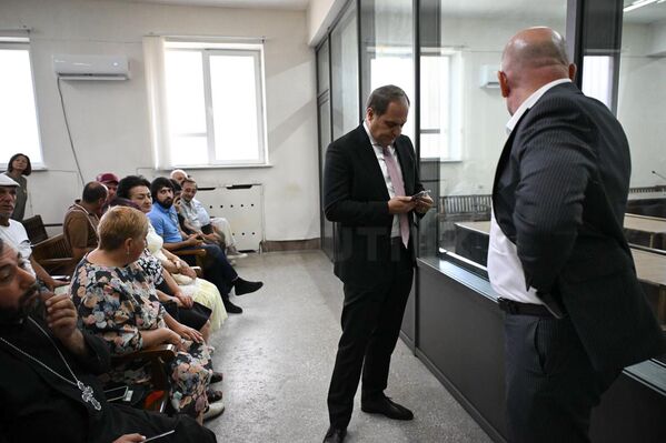 Адвокат Ара Зограбян в ожидании судебного заседания по делу предводителя Ширакской епархии архиепископа Микаэла Аджапахяна - Sputnik Армения