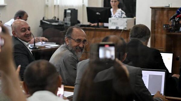 Предводитель Ширакской епархии архиепископ Микаэл Аджапахян во время судебного заседания (15 августа 2025). Еревaн - Sputnik Армения