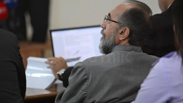 Предводитель Ширакской епархии архиепископ Микаэл Аджапахян во время судебного заседания (15 августа 2025). Еревaн - Sputnik Армения