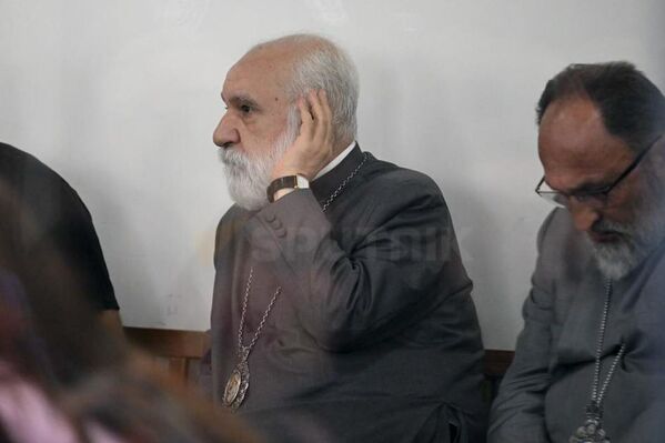 Архиепископ Натан во время судебного заседания по делу предстоятеля Ширакской епархии архиепископа Микаэла Аджапахяна - Sputnik Армения