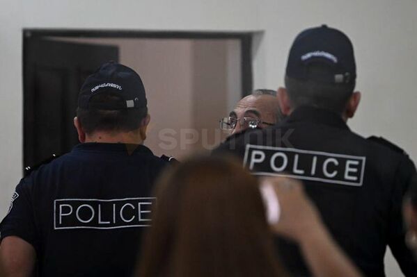 Предстоятеля Ширакской епархии архиепископа Микаэла Аджапахяна уводят с судебного заседания - Sputnik Армения