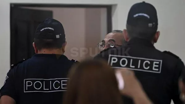 Предводителя Ширакской епархии архиепископ Микаэла Аджапахяна уводят с судебного заседания (15 августа 2025). Еревaн - Sputnik Армения