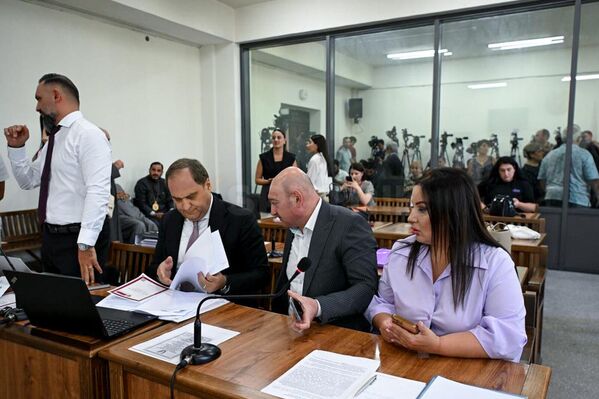 Адвокатская коллегия во время судебного заседания по делу предводителя Ширакской епархии архиепископа Микаэла Аджапахяна  - Sputnik Армения