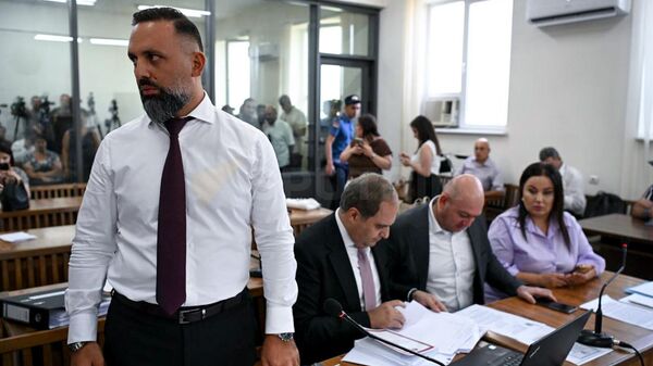 Адвокаты Ерем Саркисян и Ара Зограбян во время судебного заседания по делу предводителя Ширакской епархии архиепископа Микаэла Аджапахяна (15 августа 2025). Еревaн - Sputnik Արմենիա