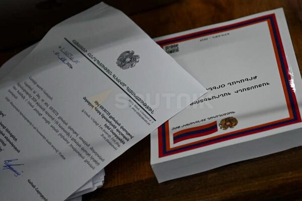 Документы судебного заседания по делу предстоятеля Ширакской епархии архиепископа Микаэла Аджапахяна - Sputnik Армения