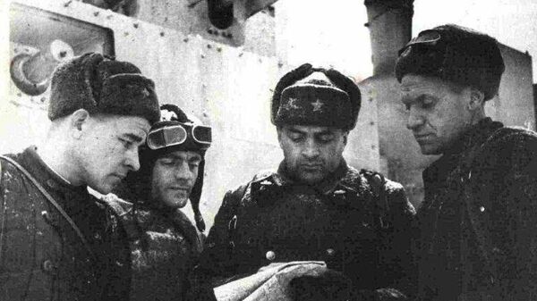 Экипаж бронепоезда №53. Командир экипажа Алексей Джахиев — второй справа - Sputnik Армения