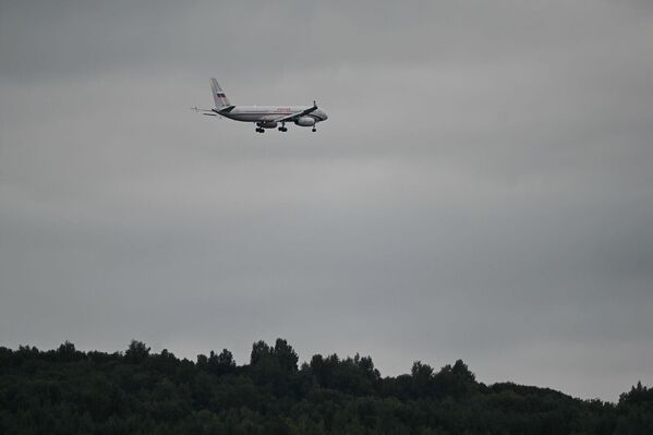 Ռուսաստանի նախագահին տեղափոխող ինքնաթիռը վայրէջք է կատարում Էլմենդորֆ-Ռիչարդսոն միացյալ կայանում - Sputnik Արմենիա