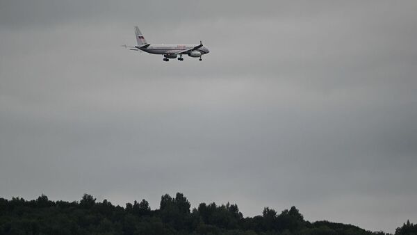 Самолет с президентом России приземляется на объединенной базе Элмендорф-Ричардсон (15 августа 2025). Аляска - Sputnik Армения