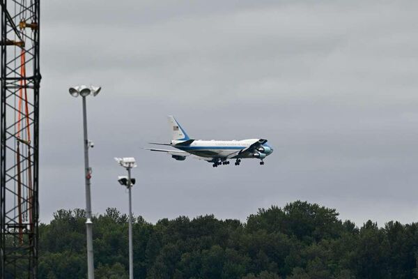 ԱՄՆ նախագահին տեղափոխող ինքնաթիռը վայրէջք է կատարում Էլմենդորֆ-Ռիչարդսոն միացյալ կայանում - Sputnik Արմենիա