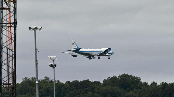 Самолет с президентом США приземляется на объединенной базе Элмендорф-Ричардсон (15 августа 2025). Аляска - Sputnik Армения