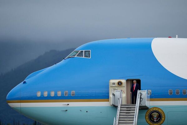 ԱՄՆ նախագահ Դոնալդ Թրամփը դուրս է գալիս ինքնաթիռից Էլմենդորֆ-Ռիչարդսոն միացյալ կայանում ՌԴ նախագահի հետ հանդիպումից առաջ - Sputnik Արմենիա