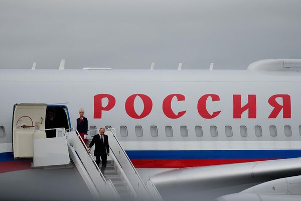 ՌԴ նախագահ Վլադիմիր Պուտինը դուրս է գալիս ինքնաթիռից Էլմենդորֆ-Ռիչարդսոն միացյալ կայանում ԱՄՆ նախագահի հետ հանդիպումից առաջ - Sputnik Արմենիա