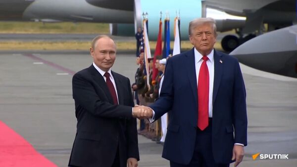 Владимир Путин прошел по красной дорожке навстречу Трампу - Sputnik Армения